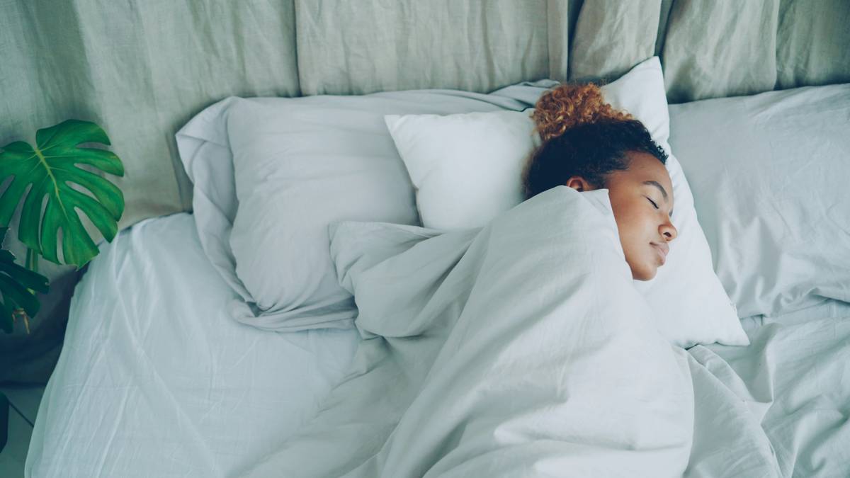Comparison image between hybrid and traditional mattresses highlighting airflow and support features